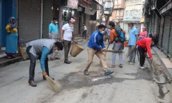 ठमेल सरसफाइमा जुटे व्यवसायी र घरधनी