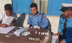 ट्राफिक प्रहरीको लापसे चेकिङ, दुई माइक्रो बस चालक सहित छ जना नियन्त्रणमा