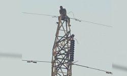 भ्रष्टाचार रोक्न भन्दै एक युवा ५ घण्टादेखि विद्युत हाइटेसन लाइनमा