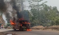 धादिङमा गुडरहेको बसमा आगलागी