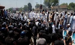 खानी विवाद हिंसामा परिणत हुँदा १६ जना मारिए