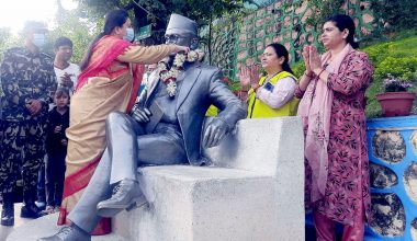 पूर्वराष्ट्रपतिले मदन भण्डारीको सालिकमा माल्यार्पण