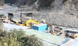 अरुण तेस्रोमा एक मजदुरको मृत्यु, दुई घाइते