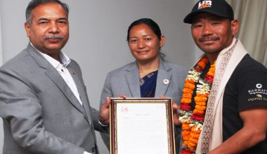 उपराष्ट्रपतिद्वारा पर्वतारोही बुढामगरलाई सम्मान