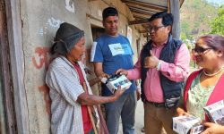 विपन्न समुदायलाई रेडियो वितरण