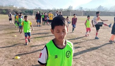 मोबाइल चलाउन छाडेर फुटबल सिक्दै बालबालिका