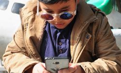 ६ देखि १४ वर्षका १३ हजारभन्दा बढीलाई चस्मा, कारण : मोबाइल