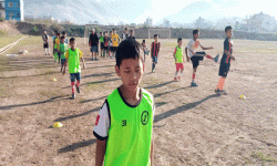 मोबाइल चलाउन छाडेर फुटबल सिक्दै बालबालिका