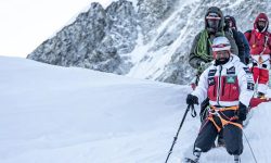 दुवै खुट्टा गुमाएका हरि बुढामगर सगरमाथाको चुचुरोमा