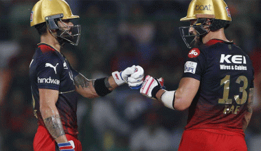 आरसीबीले हैदरावादलाई ८ विकेटले हरायो