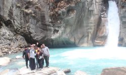 अन्नपूर्ण पदमार्गमा मनोरम झरनाको आकर्षण