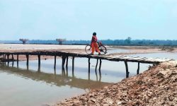 नदी तर्न शुल्क तिर्ने लालझाडीवासी भन्छन्– पक्की पुल कहिले ?