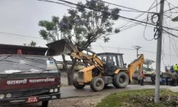 महानगरले हटायो सिहंदरबार अगाडिका अवैध संरचना