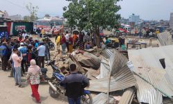 मनोहरा क्षेत्रका अतिक्रमित घर टहरा हटाइँदै