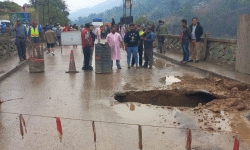 पुल भासिएर पृथ्वी राजमार्गको दुईतर्फी सवारी आवागमन राेकियाे