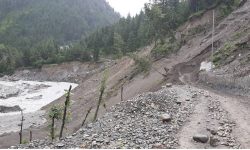 वर्षासँगै मनाङको सडक सञ्जाल टुट्दै