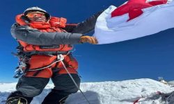 सगरमाथा आरोही शेर्पालाई आइएफआरसीका महासचिव चापागाईँले दिए बधाई