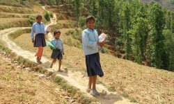 दुर्गमको व्यथा : विद्यालय पुग्न चार घन्टा पैदल