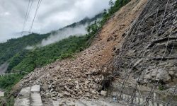 सुख्खा पहिरोले नारायणगढ–मुग्लिन सडकखण्डमा अवरुद्ध