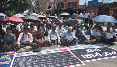 विद्यालय कर्मचारीको आन्दोलन स्थगित, वार्ता हुँदै