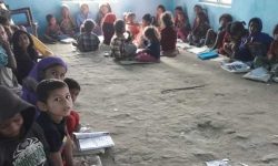 भुइँमा बसेर पढ्छन् विद्यार्थी