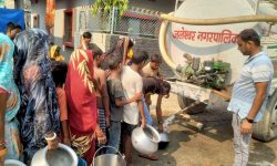 ट्याङ्करबाट पानी वितरण