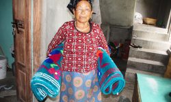 बयासी वर्षीया ज्येष्ठ नागरिक पुनले बुनेका गलैँचा अमेरिका निर्यात