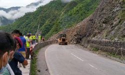 मुग्लिन-नारायणगढ सडकखण्डमा पहिरो खस्न राेकिएन