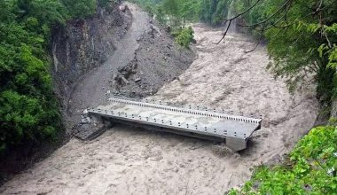 निरन्तर वर्षाका कारण बाढीले पुल बगाउँदा समस्या