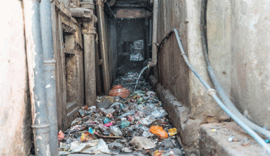 नालामा जम्मा भएको प्लाष्टिकका कारण २२ करोड मानिस बाढीको जोखिममा