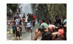 गर्मी छल्न महभिर झरनामा