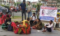 दाइजोको निहुँमा छोरीको हत्या गरिएको भन्दै न्याय खोज्न आमा धर्नामा