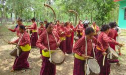 परम्परा जोगाउन पञ्चेबाजा बजाउँदै महिला