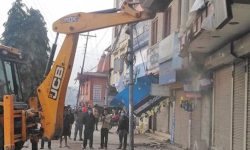 हटाइए अतिक्रमित संरचना