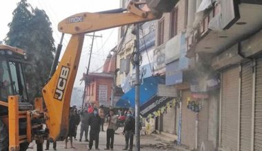 हटाइए अतिक्रमित संरचना