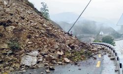 महभिरमा ढुङ्गा खस्दा मध्य पहाडी राजमार्ग अवरुद्ध