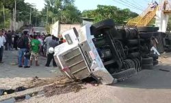 जब मदिरा बोकेको ट्रक बिचबाटोमा पल्टियो…