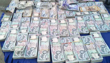 पैसाले भन्छ : मलाई अहिले जतन गर, म तिमीलाई भविष्यमा खुसी दिन्छु ।