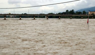 नारायणीमा आएको बाढीले मान्छे बगाएपछि…
