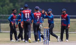 नेपाल टस जितेर पहिला बलिङ गर्दै