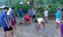 श्रमदानबाट पुल निर्माण गर्दै इच्छाकामना