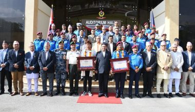 सर्वोच्च शिखर सगरमाथाको सफल आरोही प्रहरीका कर्मचारी सम्मानित