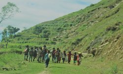 दैनिक छ घण्टा पैदल हिँडेर अध्ययन गर्छन् फेदीका बालबालिका