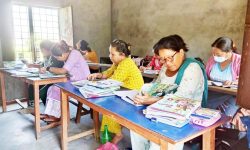 पढ्ने रहर पूरा गर्दै महिला