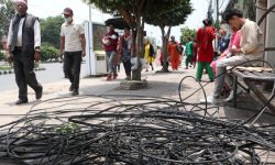 धमाधम हटाइँदै अव्यवस्थित तार