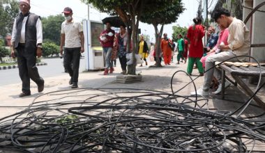 धमाधम हटाइँदै अव्यवस्थित तार