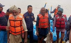 राप्तीको बाढीमा फसेका छ ग्वालाको उद्धार