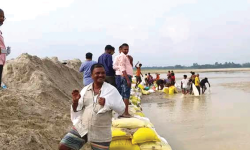 बलान नदी नियन्त्रण गर्न अस्थायी तटबन्ध निर्माण