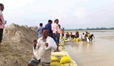 बलान नदी नियन्त्रण गर्न अस्थायी तटबन्ध निर्माण