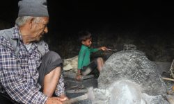 ओझेलमा गाउँका आरनकर्मी, पेसा व्यावसायिक नहुँदा बालीमै चित्त बुझाउँछन्